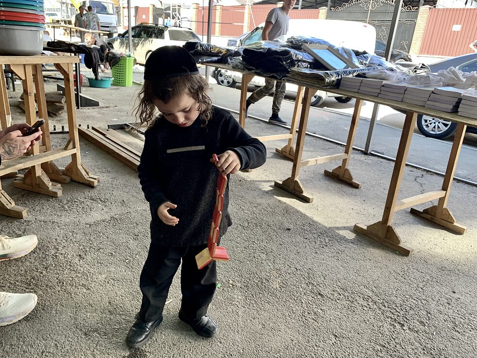 Ein Junge beim Spiel im jüdisch-orthodoxen Viertel der Stadt Uman.