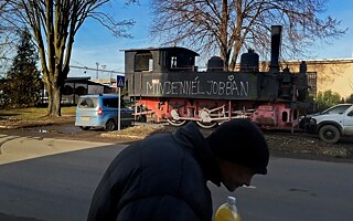 Eine alte Dampflokomotive mit Aufschrift in ungarischer Sprache auf dem Bahnhofsgelände in Čierna nad Tisou.