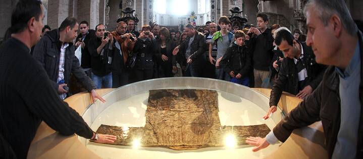 Si dice che anche questo tessuto abbia circa duemila anni: si tratta della “Sacra Veste”, che si narra sia stato l’ultimo indumento indossato da Gesù di Nazareth. 
