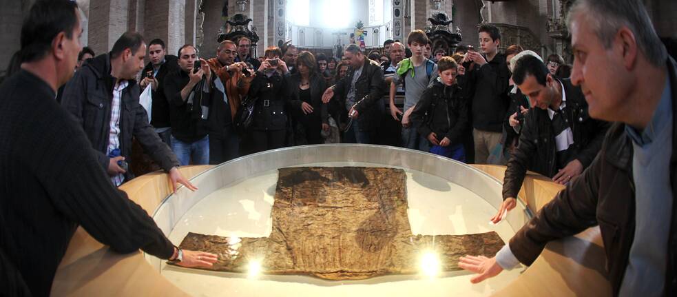 Ebenfalls rund 2000 Jahre alt soll dieses Textilstück sein: Der „Heilige Rock“, das angeblich letzte Kleidungsstück von Jesus von Nazareth.