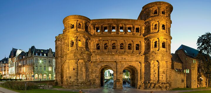 The Romans left behind a whole series of architectural monuments in Trier that are now listed as UNESCO World Heritage sites: the Porta Nigra city gate is also Trier’s landmark.