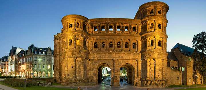 Die Römer haben in Trier eine ganze Reihe von Baudenkmälern hinterlassen, die heute UNESCO-Weltkulturerbe sind: das Stadttor, die Porta Nigra, ist zugleich das Wahrzeichen der Stadt.