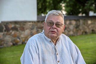 Schmied Algirdas Stankus in der Kirche von Viekšniai, Juli 2023. 