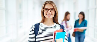 Frau mit Lehrbüchern