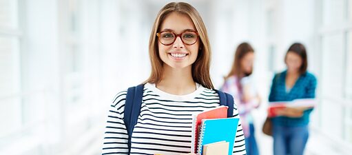 Frau mit Lehrbüchern