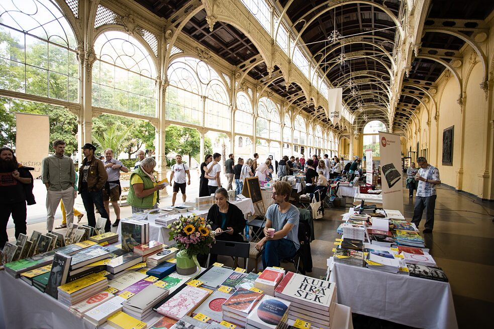 Genauso wichtig wie die großen Buchmessen sind die kleinen Literaturfestivals, auf denen Bücher verkauft und Diskussionen und Lesungen veranstaltet werden. Hier das Festival Knižní lázně im westböhmischen Mariánské lázně (Marienbad).