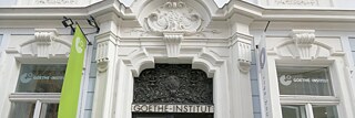 Fasáda a vstupný priestor Goetheho inštitútu v Bratislave