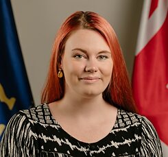 Ellie Dawson lächelt in die Kamera.