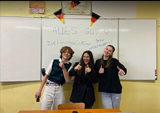 FRANKREICH – Hier fand alles online statt. Mit einem kurzen Video konnten sich Schülerinnen und Schüler für den nationalen Wettbewerb bewerben, gefolgt von einem Online-Spracheinstufungstest sowie ein Zoom-Interview. Mit dabei Schüler*innen vom Lycée Saint-Louis.