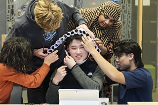 KANADA - Warum ist Bildung für Jung und Alt (wie für diese Oma auf dem Bild) so wichtig? Das erklären die NDO-Teilnehmer*innen aus Montreal, Edmonton, Saskatoon und Toronto in einer kreativen Gruppen-Präsentation!