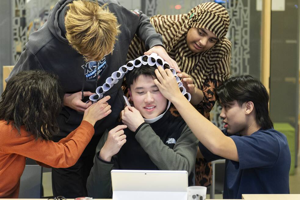 KANADA - Warum ist Bildung für Jung und Alt (wie für diese Oma auf dem Bild) so wichtig? Das erklären die NDO-Teilnehmer*innen aus Montreal, Edmonton, Saskatoon und Toronto in einer kreativen Gruppen-Präsentation!