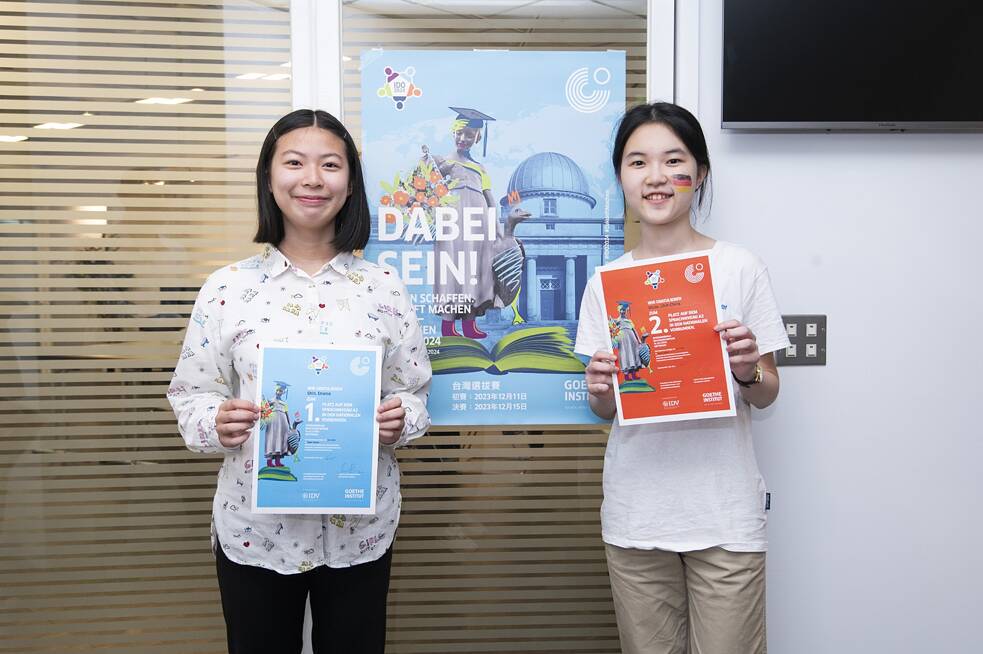 TAIWAN – „Wie erkennt man fake news?“ war hier das Thema des Nationalen Wettbewerbs, bei dem u.a. auch eine Wandzeitung zu erstellen war. Gewonnen haben SHIN Enwoo aus Hualien und HSIAO Chih-Ching aus Taichung, die mit ihren Sprachkenntnissen und ihrer Kreativität die Jury überzeugten.