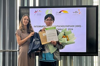 VIETNAM: Die Nationalen Vorentscheide wurden in Hanoi und Ho-Chi-Minh-Stadt entschieden, wo beim individuellen Erstellen eines Plakats sowie in einer mündlichen Gruppenpräsentation die Teilnehmenden ihre Deutschkenntnisse unter Beweis stellten. In Ho-Chi-Minh-Stadt heißt der glückliche Gewinner Nguyen Dang Bao, hier mit Hannah Schempf (Referentin im Wirtschafts-, Presse- und Kulturreferat des Generalkonsulats)