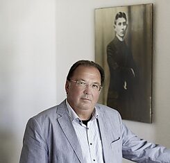 Profil Rainer Stach, ein Portrait Kafkas im Hintergrund
