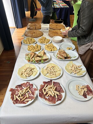 Una mesa llena de comida para l@s participantes. 
