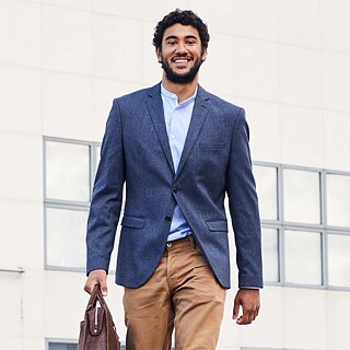 Lächelnder Mann mit Aktentasche