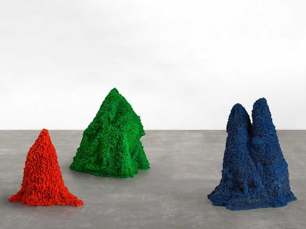 Termitenhügel, gebaut von Termitenkolonien aus farbigem Sand, Gold und Kristallen