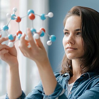 Lächelnde Frau bei der Forschung