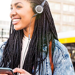 Lächelnde Frau mit Kopfhörern