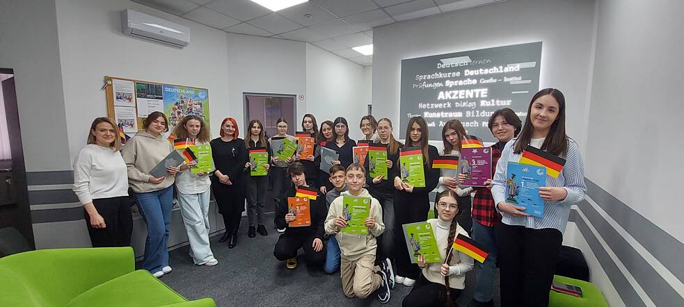 REPUBLIK MOLDAU - Hier wurde u.a. das Thema „Neu in der Stadt“ in Kleingruppen kreativ umsetzt. Neben Hör- und Leseverstehen wurde auch der mündliche Ausdruck geprüft. Der Wettbewerb, die Urkundenverleihung und der Austausch bei Snacks, Tee, Kaffee sowie das Abschluss-Fotoshooting in Chișinău hat allen viel Spaß gemacht. 