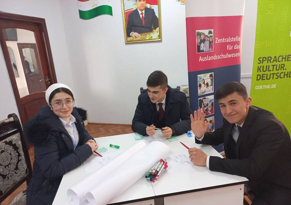 TADSCHIKISTAN - Der nationale Vorentscheid fand in Khujand statt. Die insgesamt 16 Teilnehmenden haben neben einer schriftlichen Prüfung auch Präsentationen vorbereitet. 
