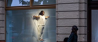 Die Performance “I am so nice to you & you are so mean to me” von Dante Buu, ein Stipendiat der Martin Roth-Initiative. | Foto (Ausschnitt): @ Rolf Schulten