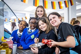 Vegan blogger Maya from FitGreenMind is baking muffins with young girlsuffins