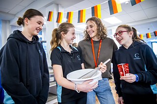Vegan blogger Maya from FitGreenMind is baking muffins with young girlsuffins