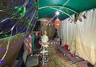 Trotz mehrfacher Vertreibung hat Eman Saleh aus Gaza-Stadt es sich zur Aufgabe gemacht, überteuerte Ramadan-Dekorationen zu kaufen und ihr Vertreibungszelt zu schmücken, um ihrem siebenjährigen Sohn eine Freude zu machen.