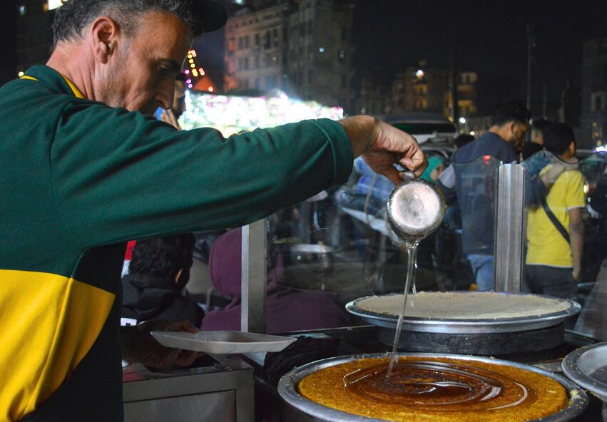 أصبحت الكنافة الصحراوية المحبوبة طوال العام، تحظى بشعبية كبيرة خلال شهر رمضان، حيث أقامت محلات الحلويات أكشاكًا في الشوارع لتلبية احتياجات المحرومين من السكر في شهر رمضان.