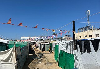 Die Bewohner des Gazastreifens, die mehrheitlich Muslime sind, begehen den Ramadan in diesem Jahr inmitten einer schweren humanitären Krise, da aufgrund des eingeschränkten Zugangs zu lebenswichtigen Gütern die Gefahr einer Hungersnot droht. Dennoch bemühen sich die vertriebenen Familien, den heiligen Monat mit allem zu begehen, was sie können.