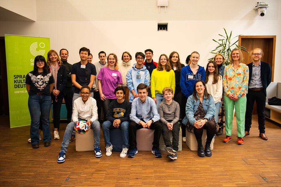 Gruppenbild der Teilnehmenden und Lehrer*innen an der Nationalen Deutscholympiade 2024 im Goethe-Institut Brüssel