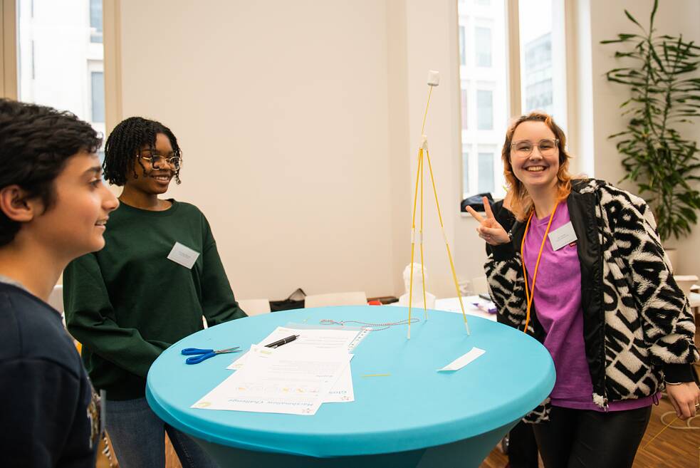 Eine Gruppe präsentiert das Ergebnis ihrer Spaghetti Challenge bei der Nationalen Deutscholympiade im Goethe-Institut Brüssel