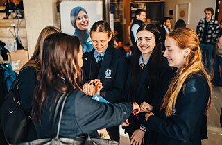 Schülerinnen tauschen sich aus