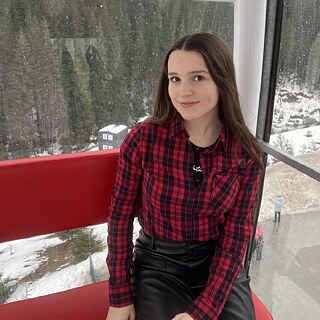 Yaryna sitzt vor dem Fenster