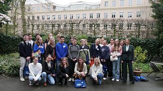 NIEDERLANDE - Aus neun verschiedenen Schulen, die über das Land verteilt sind, kamen die Teilnehmenden zum Nationalen Vorentscheid. Neben Hören und Lesen wurden mündliche Aufgaben zu den Themen „Neu in der Stadt“ und „Die Macht der Musik“ kreativ umgesetzt. Die Schüler*innen wurden von ihren Lehrkräften begleitet. 