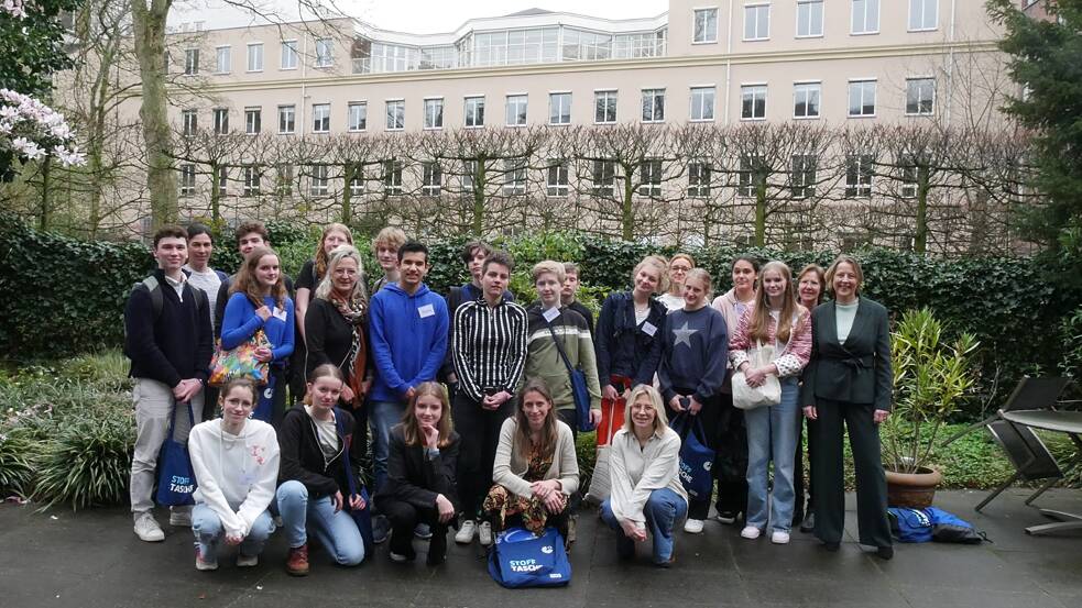 NIEDERLANDE - Aus neun verschiedenen Schulen, die über das Land verteilt sind, kamen die Teilnehmenden zum Nationalen Vorentscheid. Neben Hören und Lesen wurden mündliche Aufgaben zu den Themen „Neu in der Stadt“ und „Die Macht der Musik“ kreativ umgesetzt. Die Schüler*innen wurden von ihren Lehrkräften begleitet. 