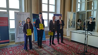 SLOWAKEI - Die Finalisten dieses Vorentscheides sind Katarína Ollé und Aleš Gabriel. Außerdem wir die Begleitlehrkraft Béla Bártok mit nach Deutschland reisen. 