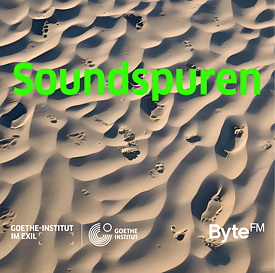 Das Bild zeigt den Ausschnitt eines hügeligen Sandbodens, der mit Fußabdrücken übersäht ist.