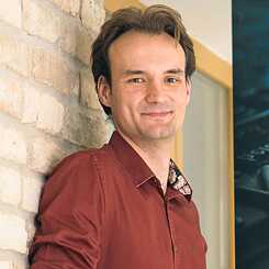 Portrait of Tamás Jamriskó, sociologist and media specialist. Director of the Center for Independent Journalism, editor-in-chief of EPER Radio and lecturer at ELTE University. 