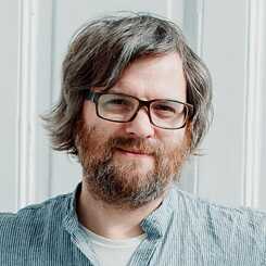 Portrait of Patrick Hamouz. He developed the concept for JÁDU as a German-Czech online magazine and has been its editor-in-chief ever since. 
