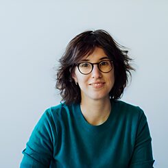 Portrætbillede af kuratoren Anna Pascó Boltà. Fra den 15. maj – 15. juni 2024 har hun kontor i FABRIKKEN for Kunst og Design, hvorfra hun vil lære den lokale kunstscene at kende og udviklige idéer til nye projekter.