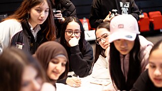 In der Gruppenarbeit werden Ideen ausgetauscht und gesammelt.