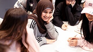 Die Jugendlichen lernen im Austausch voneinander und erarbeiten gemeinsam Videoarbeiten.