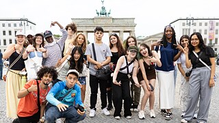 Die Teilnehmenden haben Spaß beim Sightseeing.