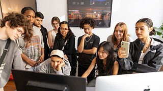 Die Teilnehmenden sichten gemeinsam das Material, das während des Workshops entstanden ist.