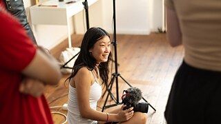 Während der Workshops erlernen die Teilnehmenden Schritt für Schritt die Handhabung des Kameraequipments.