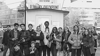 Die Teilnehmenden lernen im Rahmen des Austausches über die Geschichte der Stadt.