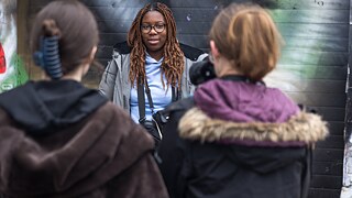 Die Teilnehmenden integrieren die städtische Umgebung in ihre Workshoparbeit.