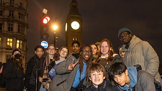 Die Teilnehmenden erkunden das abendliche London.